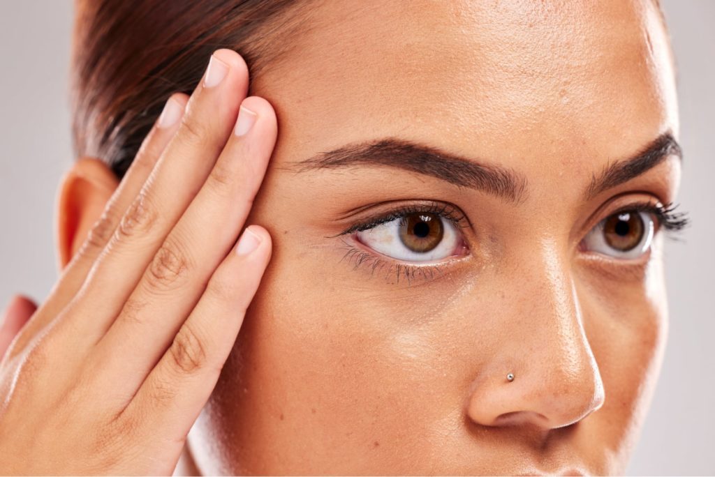 Levantamiento de cejas